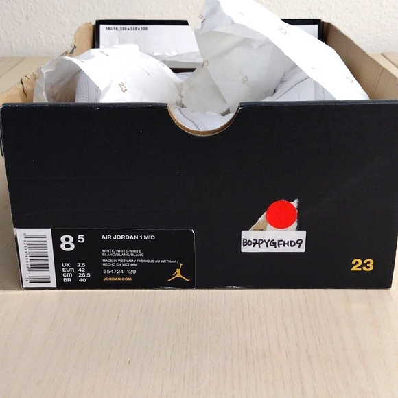 AIR JORDAN 1 MID-CUT BASKETBALL SHOES! - Picture 7 of 8